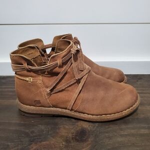 Born Tarklin Boots size 9
